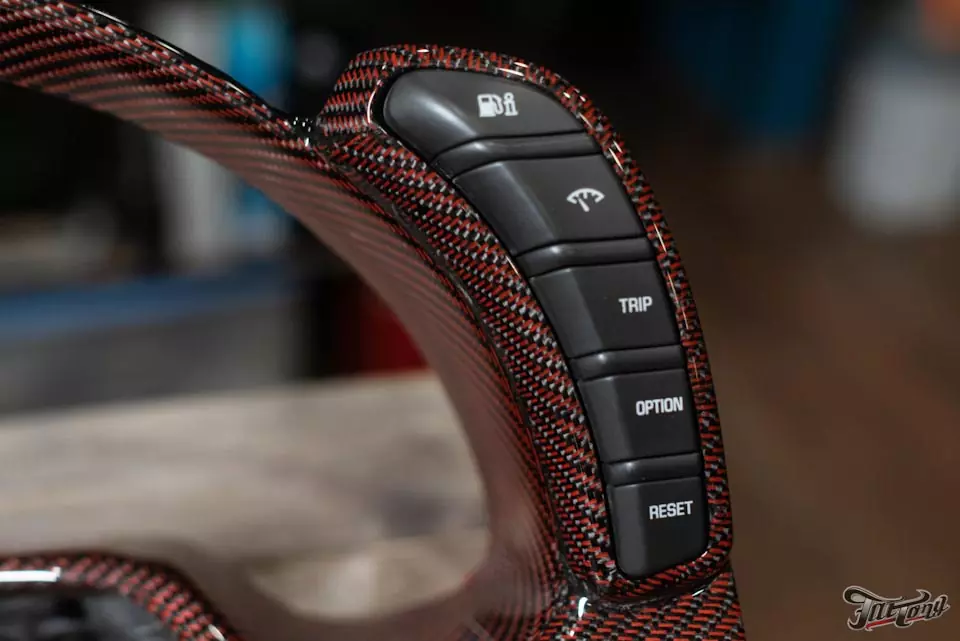 Chevrolet Corvette. Ламинация деталей интерьера черно-красным карбоном!